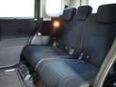 後席は3人掛け。人数分のシートベルトとヘッドレストが備わっています。
