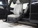 助手席シートリフトの作動状態。足が上がりにくい方の乗車や車椅子からの移乗がスムーズにできます。