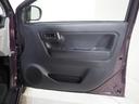 運転席ドアです。各ドアのドアトリムはキズや汚れ等はみられず状態良く保たれています。