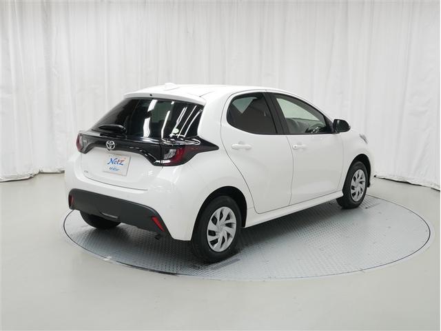 ヤリス Ｘ　４ＷＤ　メモリーナビ　ミュージックプレイヤー接続可　バックカメラ　衝突被害軽減システム　ＥＴＣ　記録簿（3枚目）