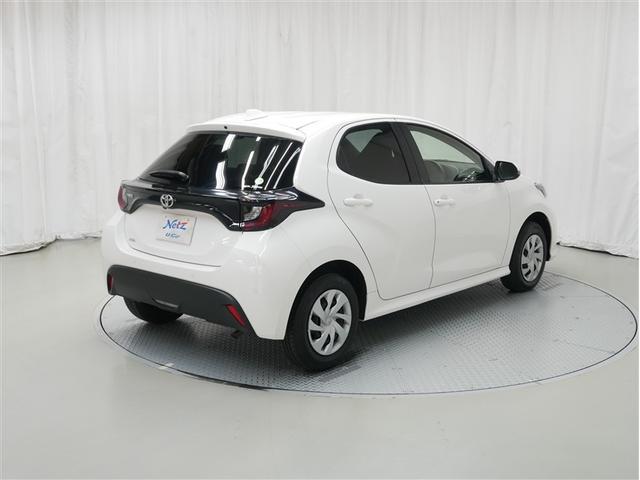 ヤリス Ｘ　４ＷＤ　メモリーナビ　ミュージックプレイヤー接続可　バックカメラ　衝突被害軽減システム　ＥＴＣ　記録簿（3枚目）