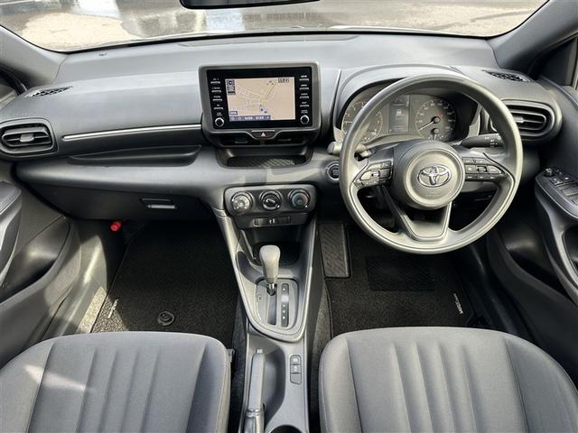 ヤリス Ｘ　４ＷＤ　メモリーナビ　ミュージックプレイヤー接続可　バックカメラ　衝突被害軽減システム　ＥＴＣ　記録簿（4枚目）