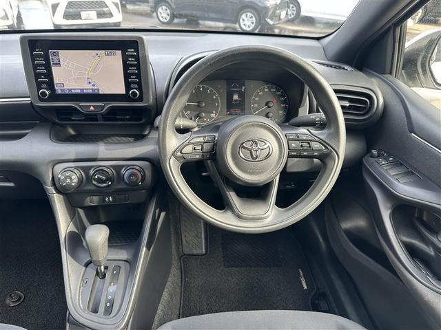 ヤリス Ｘ　４ＷＤ　メモリーナビ　ミュージックプレイヤー接続可　バックカメラ　衝突被害軽減システム　ＥＴＣ　記録簿（5枚目）