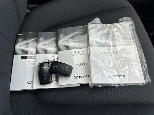 ヤリス Ｘ　４ＷＤ　メモリーナビ　ミュージックプレイヤー接続可　バックカメラ　衝突被害軽減システム　ＥＴＣ　記録簿（8枚目）