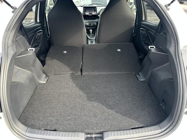 ヤリス Ｘ　４ＷＤ　メモリーナビ　ミュージックプレイヤー接続可　バックカメラ　衝突被害軽減システム　ＥＴＣ　記録簿（19枚目）