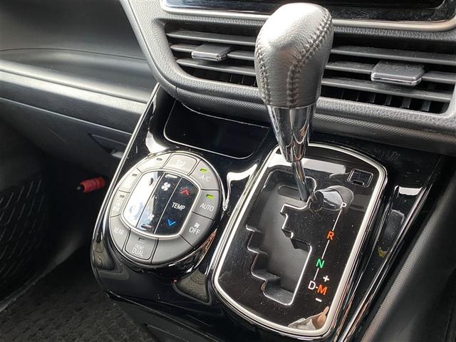 ヴォクシー ＺＳ　４ＷＤ　フルセグ　メモリーナビ　ＤＶＤ再生　ミュージックプレイヤー接続可　バックカメラ　衝突被害軽減システム　ＥＴＣ　両側電動スライド　ＬＥＤヘッドランプ　乗車定員７人　３列シート　ワンオーナー（9枚目）