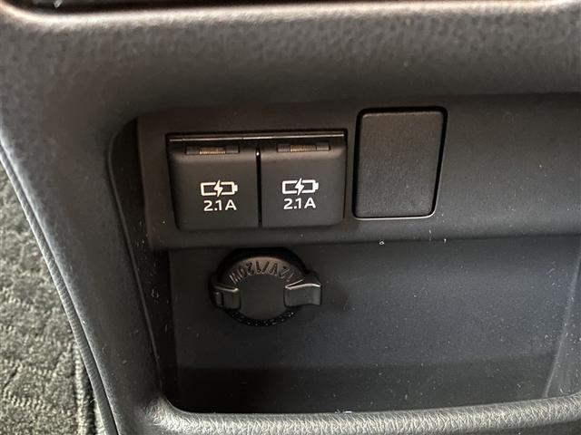 ヴォクシー ＺＳ　４ＷＤ　フルセグ　メモリーナビ　ＤＶＤ再生　ミュージックプレイヤー接続可　バックカメラ　衝突被害軽減システム　ＥＴＣ　両側電動スライド　ＬＥＤヘッドランプ　乗車定員７人　３列シート　ワンオーナー（10枚目）