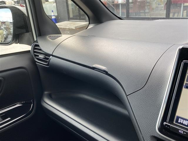 ヴォクシー ＺＳ　４ＷＤ　フルセグ　メモリーナビ　ＤＶＤ再生　ミュージックプレイヤー接続可　バックカメラ　衝突被害軽減システム　ＥＴＣ　両側電動スライド　ＬＥＤヘッドランプ　乗車定員７人　３列シート　ワンオーナー（15枚目）