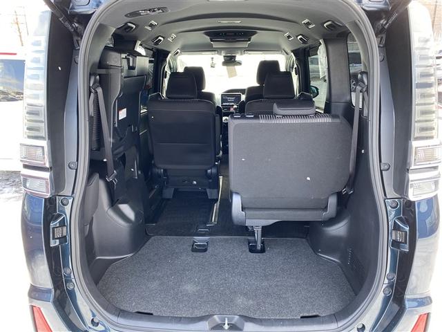 ヴォクシー ＺＳ　４ＷＤ　フルセグ　メモリーナビ　ＤＶＤ再生　ミュージックプレイヤー接続可　後席モニター　バックカメラ　衝突被害軽減システム　ドラレコ　両側電動スライド　ＬＥＤヘッドランプ　乗車定員７人　３列シート（22枚目）