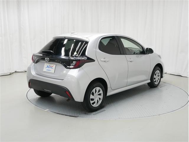 ヤリス Ｘ　４ＷＤ　メモリーナビ　ミュージックプレイヤー接続可　バックカメラ　衝突被害軽減システム　ＥＴＣ（3枚目）