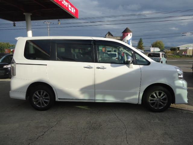 ヴォクシー ＺＳ　煌ＩＩＩ　４ＷＤ（5枚目）
