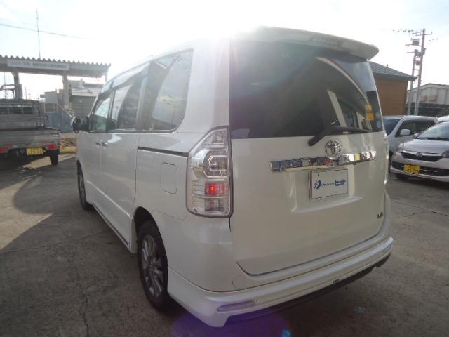 ヴォクシー ＺＳ　煌ＩＩＩ　４ＷＤ（9枚目）