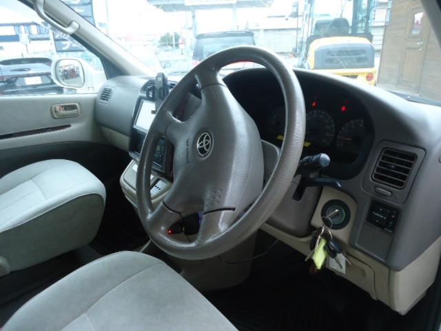 トヨタ 　グランドハイエース　キャンピングカー　７人乗り　４ＷＤ（10枚目）