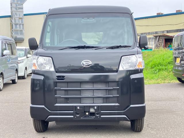 ハイゼットカーゴ ＤＸ　届出済み未使用車　両側スライドドア　キーレスエントリー　スマートアシスト　クリアランスソナー　アイドリングストップ　ハロゲンヘッドライト　オートライト　オートハイビーム　パートタイム４ＷＤ（2枚目）