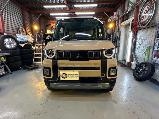 デリカミニ Ｔ　プレミアム　４ＷＤターボ　リフトアップ　夏バイカラーホイール　オープンカントリーＲＴタイヤ　冬純正アルミ　スタッドレス　ナビ　ドラレコ付きインナーミラー　ＥＴＣ　フロアマット　冬ワイパー　アライメント調整（3枚目）