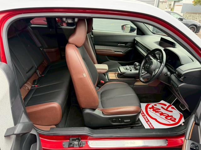 ＭＸ－３０ ベースグレード　４ＷＤ／インダストリアルクラシックパッケージ／ＢＯＳＥ／マツダコネクトナビＴＶ／３６０カメラ／クルージングトラフィックサポート／ヘッドアップディスプレイ／パワーシート／シートヒーター／ステアヒーター（40枚目）