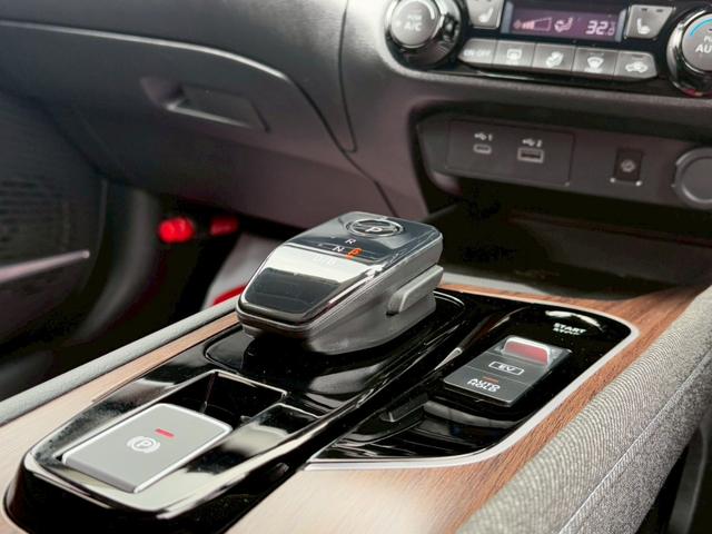 オーラ G FOUR レザーエディション プロパイロット/BOSEサウンド/メーカー純正9インチコネクトナビ/フルセグTV/全方位カメラ/ワイヤレス充電/ドラレコ/ETC2.0/黒革/シートヒーター/ステアヒーター/LEDライト/寒冷地仕様(10枚目)