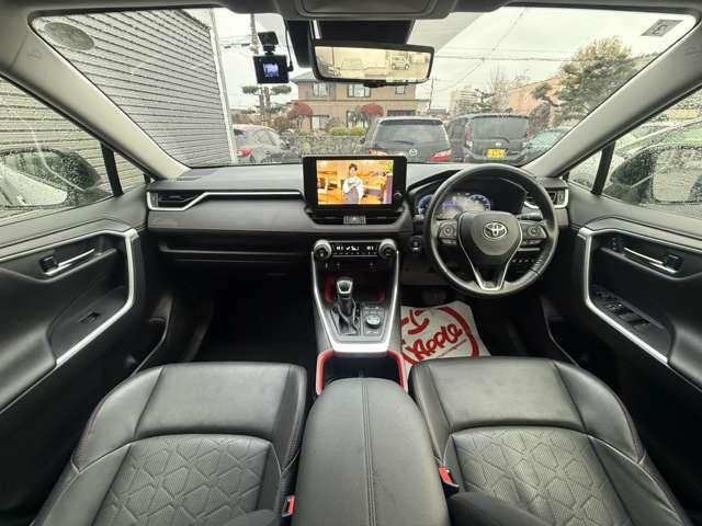 RAV4 アドベンチャー オフロードパッケージII 純正ナビ/フルセグTV/パノラミックビューモニター/デジタルインナーミラー/パワーバックドア/黒合皮シート/シートベンチレーション/パワーシート/ステアヒーター/純正18インチアルミ/LED/寒冷地(3枚目)