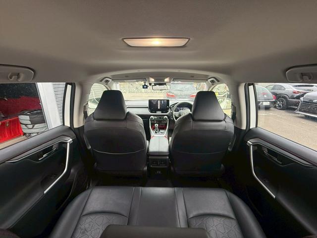 RAV4 アドベンチャー オフロードパッケージII 純正ナビ/フルセグTV/パノラミックビューモニター/デジタルインナーミラー/パワーバックドア/黒合皮シート/シートベンチレーション/パワーシート/ステアヒーター/純正18インチアルミ/LED/寒冷地(44枚目)