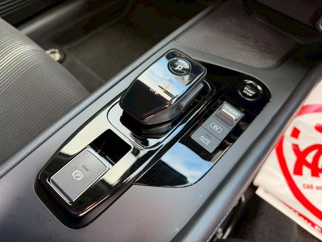 ノート Ｘ　ＦＯＵＲ　ハイブリッド４ＷＤ／ナビ／バックカメラ／エマージェンシーブレーキ／インテリジェントキー／プッシュスタート／シートヒーター／ステアリングヒーター／ＵＳＢ／車検整備付き／アップルあんしんライト保証１年付き（7枚目）