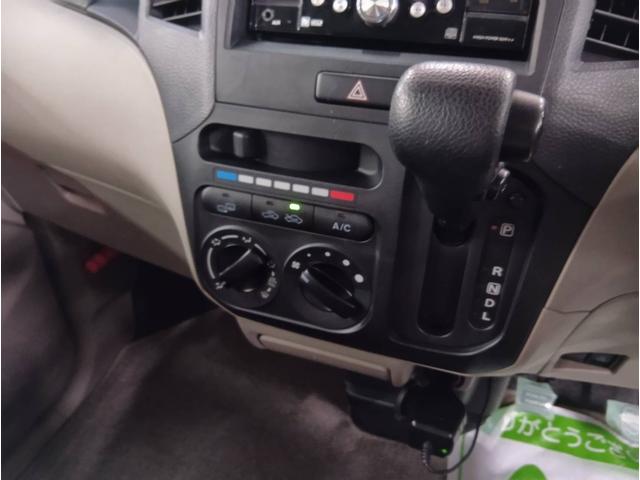 必ず使用するシフトレバー。確りと確認したいですね。