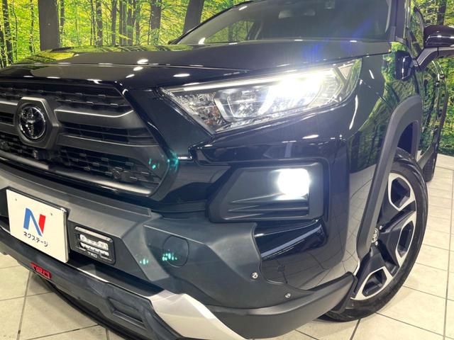 ＲＡＶ４ アドベンチャー　４ＷＤ　純正９型ＤＡ　全周囲カメラ　ＴＲＤガーニッシュ（ＬＥＤ付）　寒冷地仕様　衝突軽減　レーダークルーズ　置くだけ充電　禁煙車　合皮シート　パワーシート　ドラレコ　ルーフレール　純正１９インチＡＷ（13枚目）