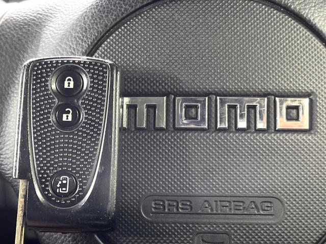 【キーフリーシステム】カバンやポケットに入れたままでもドアの施錠・解錠が可能なスマートキーを装備。エンジンのオン・オフ時もカギを取り出す必要が無いからとっても便利です♪