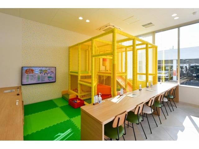 大きなキッズスペースも完備！小さなお子様連れでも、ゆっくりとお車探しをお楽しみいただけます。