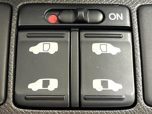 【両側パワースライドドア】スマートキーや運転席のスイッチで後席両側スライドドアの開閉が可能♪電動だから力を入れてドアを開ける必要が無く、小さなお子様でも簡単に開け閉めでき快適です♪