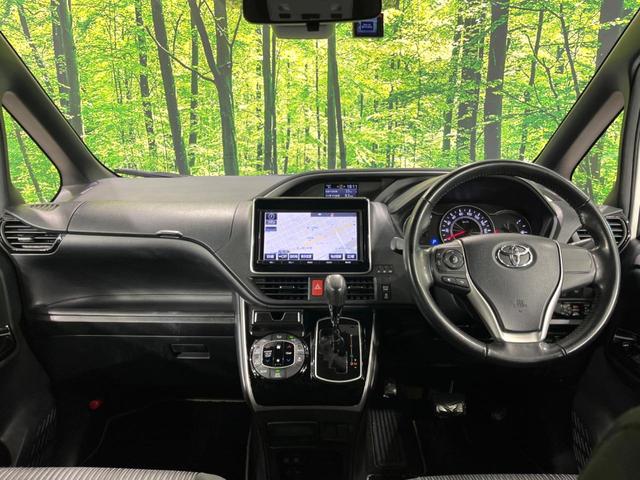 ヴォクシー ＺＳ　煌　４ＷＤ　純正ＳＤナビ　両側電動ドア　バックカメラ　寒冷地仕様　衝突軽減　禁煙車　ドラレコ　ＬＥＤヘッド　ＥＴＣ　クルコン　オートハイビーム　車線逸脱警報　リアオートエアコン　ステアリングスイッチ（3枚目）