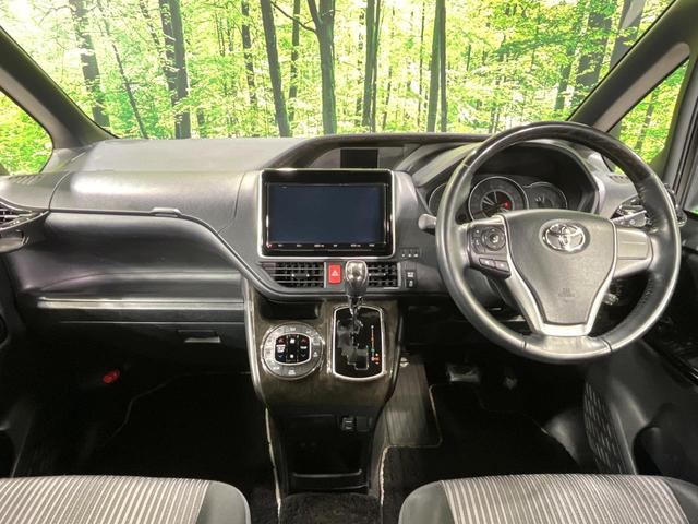 ヴォクシー ＺＳ　煌ＩＩ　４ＷＤ　純正ナビ　後席モニター　寒冷地仕様　両側電動スライド　衝突軽減　車線逸脱警報　オートハイビーム　ＬＥＤヘッド・フォグ　コーナーセンサー　バックカメラ　ＥＴＣ　ドラレコ　ウッドコンビステアリング（3枚目）