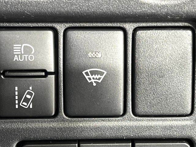 ヴォクシー ＺＳ　煌ＩＩ　４ＷＤ　純正ナビ　後席モニター　寒冷地仕様　両側電動スライド　衝突軽減　車線逸脱警報　オートハイビーム　ＬＥＤヘッド・フォグ　コーナーセンサー　バックカメラ　ＥＴＣ　ドラレコ　ウッドコンビステアリング（8枚目）