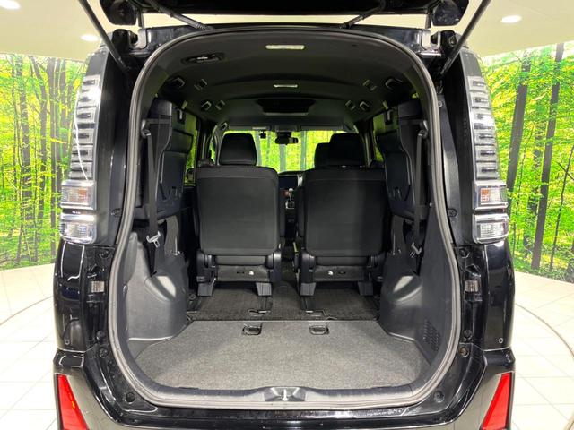 ヴォクシー ＺＳ　煌ＩＩ　４ＷＤ　純正ナビ　後席モニター　寒冷地仕様　両側電動スライド　衝突軽減　車線逸脱警報　オートハイビーム　ＬＥＤヘッド・フォグ　コーナーセンサー　バックカメラ　ＥＴＣ　ドラレコ　ウッドコンビステアリング（12枚目）