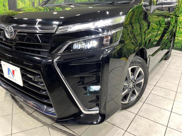 ヴォクシー ＺＳ　煌ＩＩ　４ＷＤ　純正ナビ　後席モニター　寒冷地仕様　両側電動スライド　衝突軽減　車線逸脱警報　オートハイビーム　ＬＥＤヘッド・フォグ　コーナーセンサー　バックカメラ　ＥＴＣ　ドラレコ　ウッドコンビステアリング（14枚目）