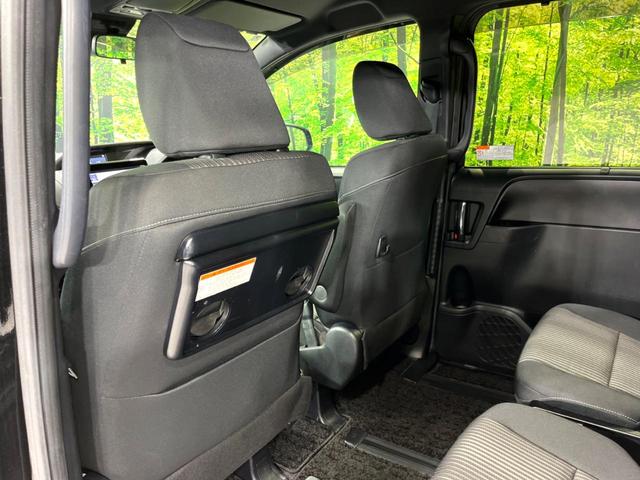 ヴォクシー ＺＳ　煌ＩＩ　４ＷＤ　純正ナビ　後席モニター　寒冷地仕様　両側電動スライド　衝突軽減　車線逸脱警報　オートハイビーム　ＬＥＤヘッド・フォグ　コーナーセンサー　バックカメラ　ＥＴＣ　ドラレコ　ウッドコンビステアリング（54枚目）