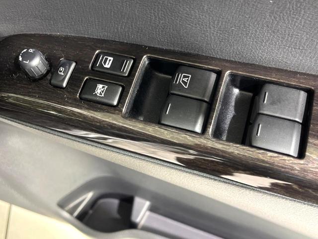 エルグランド 250ハイウェイスター 4WD 両側電動ドア 純正ナビ バックカメラ 衝突軽減 ハーフレザーシート スマートキー HIDヘッド フォグ ETC 純正18インチAW キャプテンシート オットマン オートライト デュアルエアコン(52枚目)