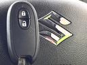 【キーレススタートシステム】カバンやポケットに入れたままでもドアの施錠・解錠が可能なスマートキーを装備。エンジンのオン・オフ時もカギを取り出す必要が無いからとっても便利です♪