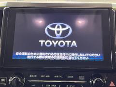 【メーカー純正ナビ】インテリアに溶け込むスタイリッシュな「専用設計」メーカーナビを装備♪視認性や操作性など基本性能にも優れ、より上質なカーライフをお楽しみいただけます。 5