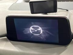 【８．８インチマツダコネクト】車内の雰囲気にマッチした大型のディスプレイ。スマホ接続でのナビ使用やＢｌｕｅｔｏｏｔｈ再生等、様々な機能が楽しめます。直感的なダイヤル操作が可能で、使い勝手も良好です。 4