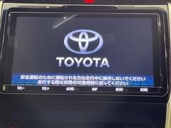 【純正９型ナビ】人気の純正ナビを装備しております。ナビの使いやすさはもちろん、オーディオ機能も充実！キャンプや旅行はもちろん、通勤や買い物など普段のドライブも楽しくなるはず♪ 3