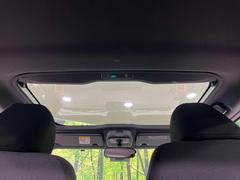 【ガラスルーフ】ガラスルーフ搭載で車内の解放感が一気にアップ！開放的なドライブをお楽しみいただけます。 3