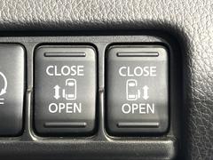 【両側パワースライドドア】スマートキーや運転席のスイッチで後席両側スライドドアの開閉が可能♪電動だから力を入れてドアを開ける必要が無く、小さなお子様でも簡単に開け閉めでき快適です♪ 6