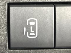 【両側パワースライドドア】スマートキーや運転席のスイッチで後席両側スライドドアの開閉が可能♪電動だから力を入れてドアを開ける必要が無く、小さなお子様でも簡単に開け閉めでき快適です♪ 5