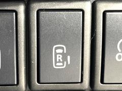 【両側パワースライドドア】スマートキーや運転席のスイッチで後席両側スライドドアの開閉が可能♪電動だから力を入れてドアを開ける必要が無く、小さなお子様でも簡単に開け閉めでき快適です♪ 5