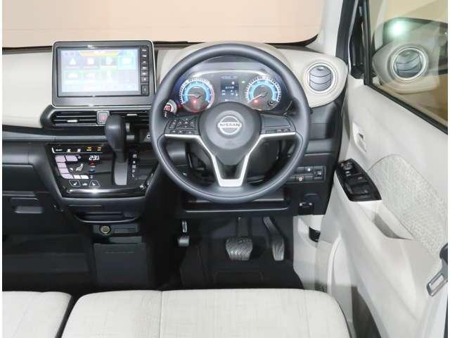 【運転席からの視界】実際に乗るとこんな感じの視界です。十分に広い視界を確保しています。