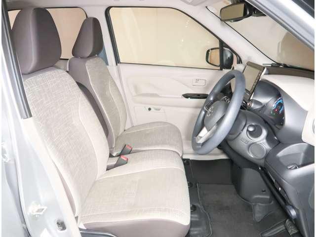 シートリフター付きで、快適なドライビングポジションに設定できます。