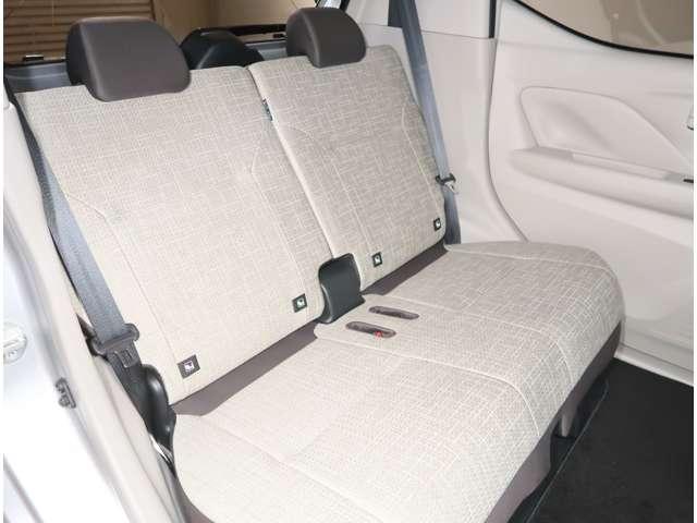 後ろのシートも足元広々で大人もゆったり座ることができます。