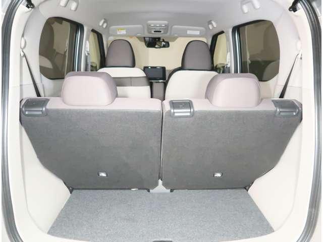 後席シートはスライドし倒すことが可能です◎