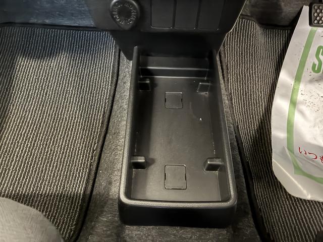 ティッシュ箱もぴったり収まるセンターフロアトレイ