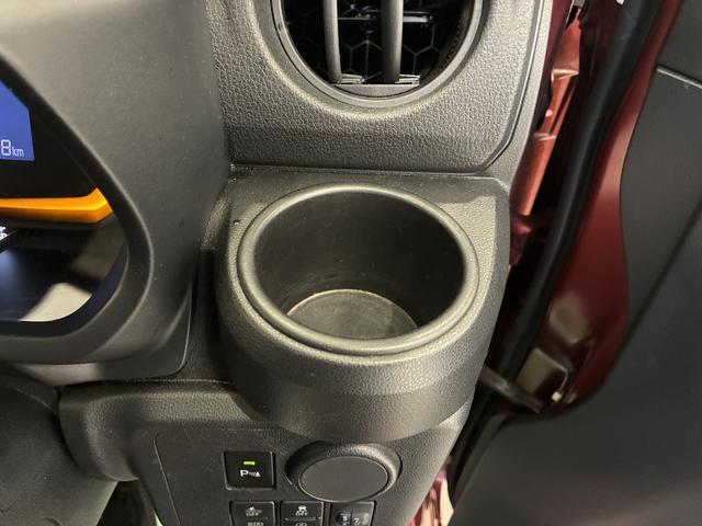 運転席側掘り込み式インパネカップホルダー